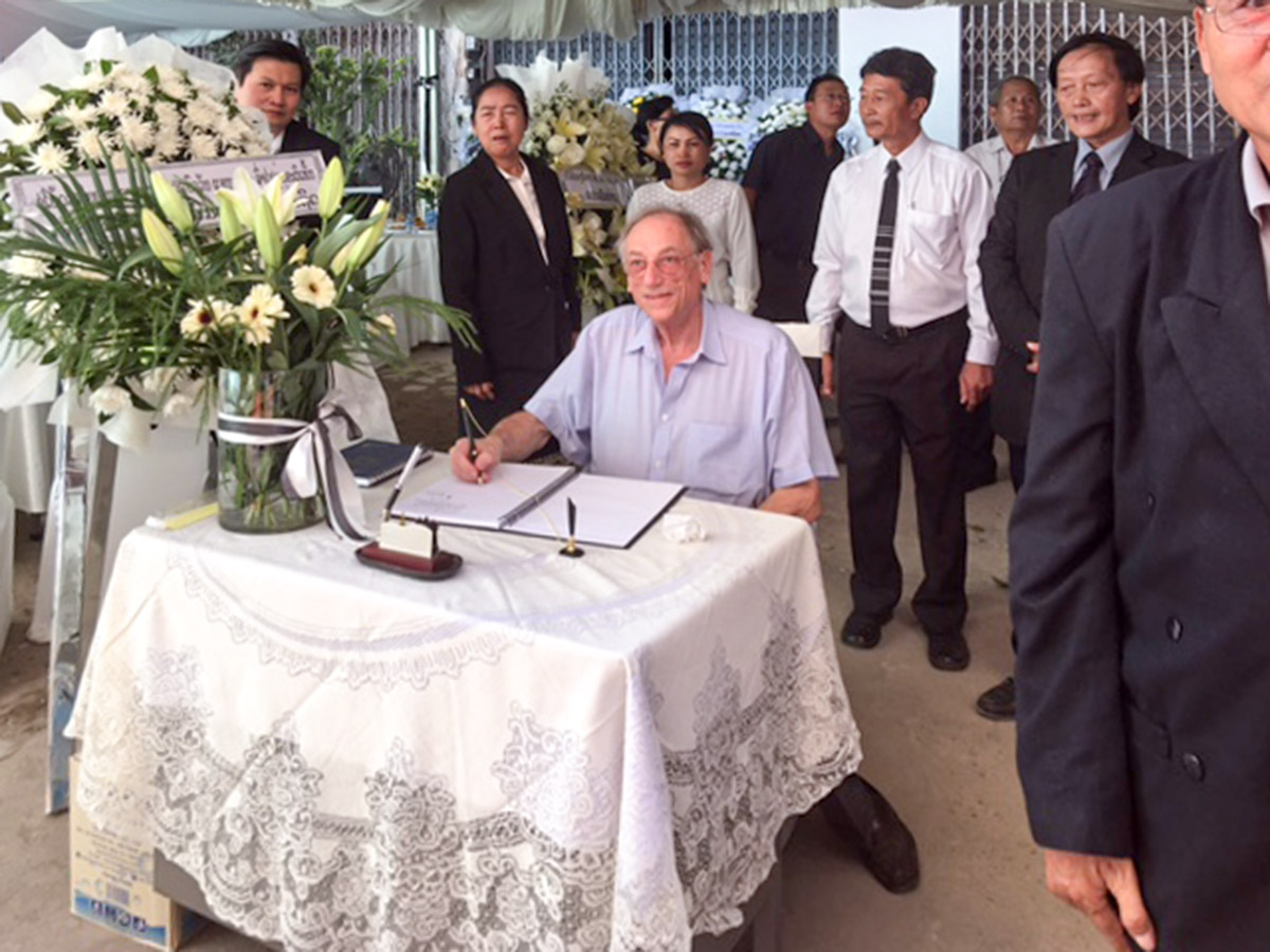 Dr. Urs Lauper signs the book of condolence for Prof. Bouavanh Sensathit on behalf of the Swiss Laos Hospital Project