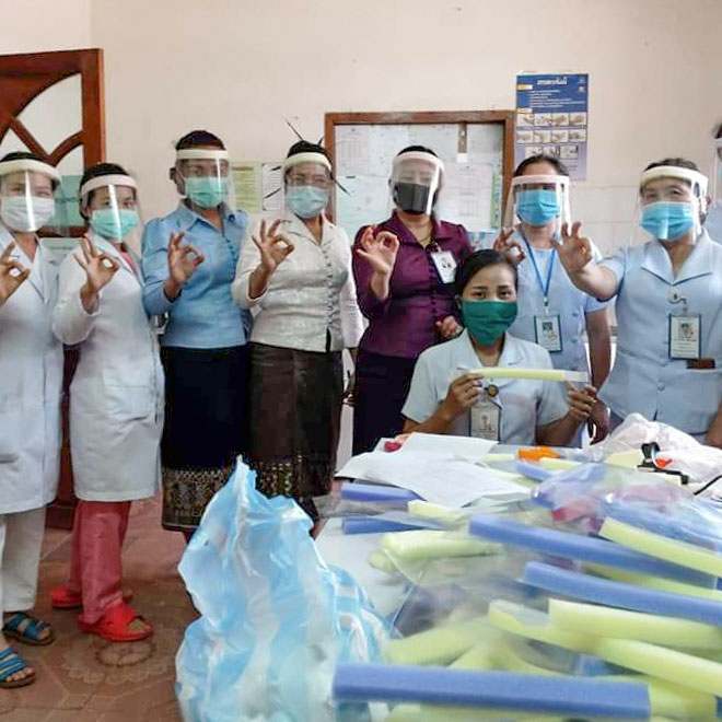 Gesichtsschutz-Produktion in einem laotischen Spital