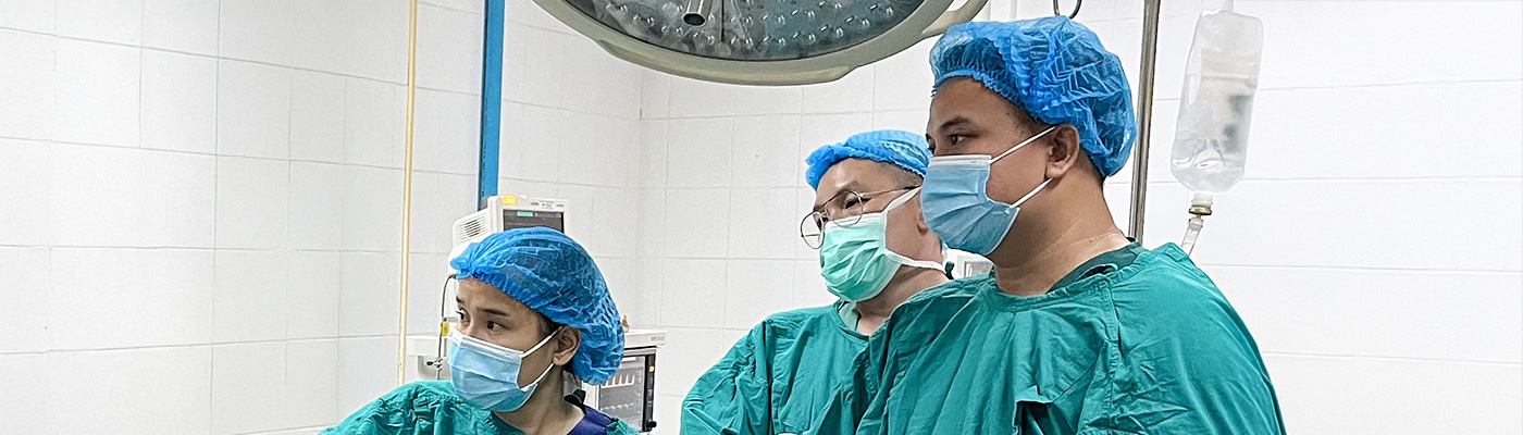 Laotische Ärzte im Operationssaal Laotische Ärzte im Operationssaal