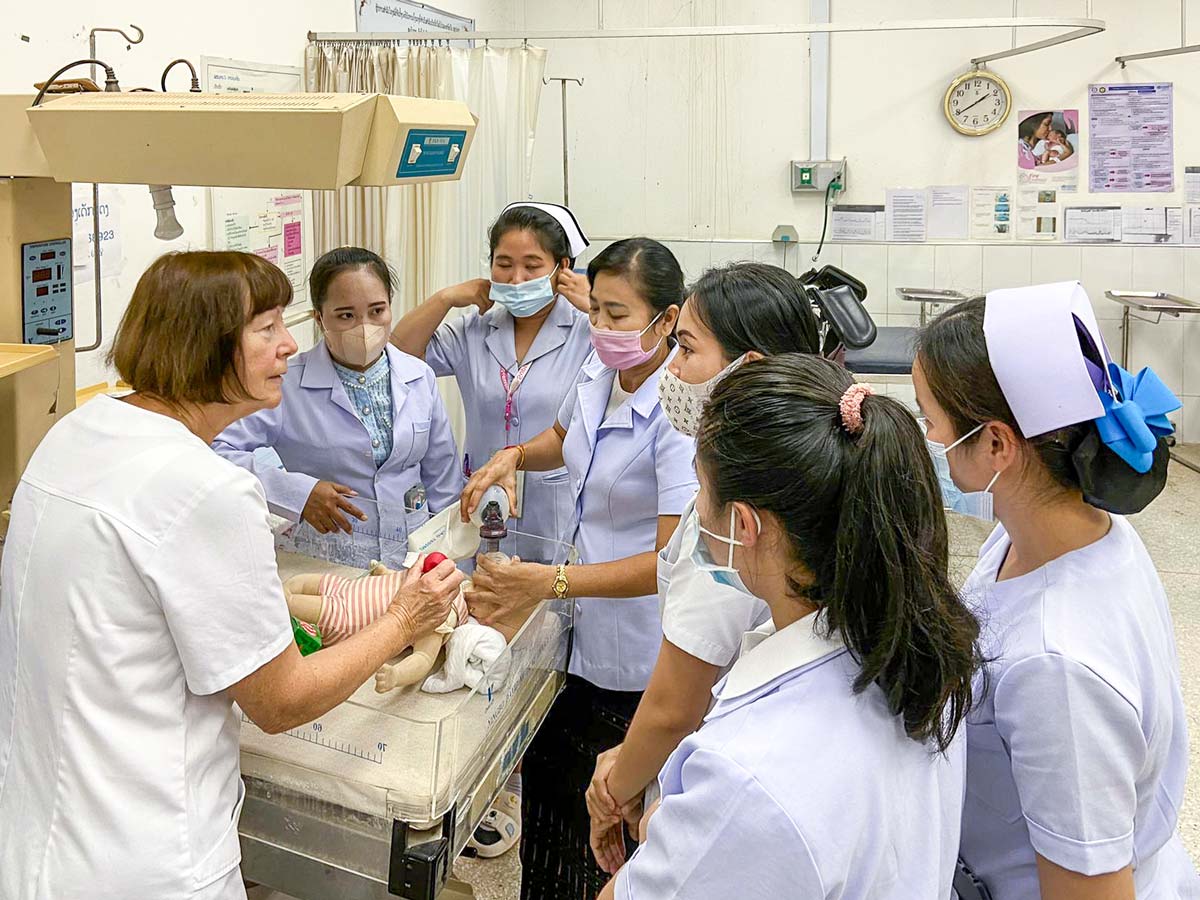 Bedside Teaching in einem laotischen Spital durch eine Schweizer Hebamme
