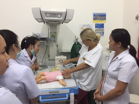 Marion Mönkhoff instructs the ventilation of newborns