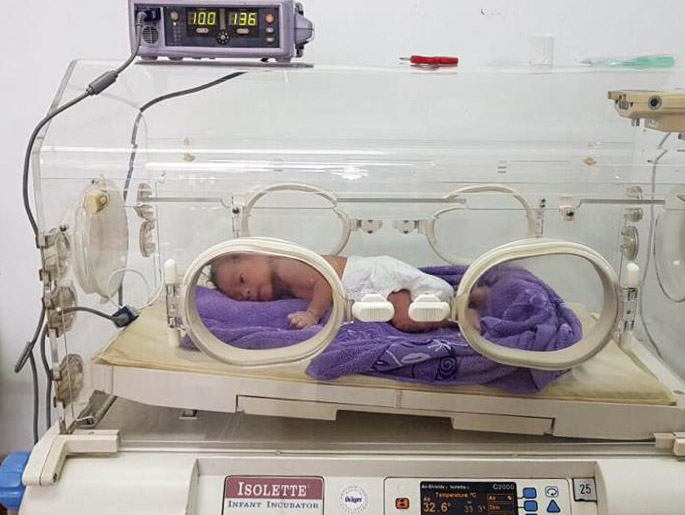 Laotisches Baby im Inkubator