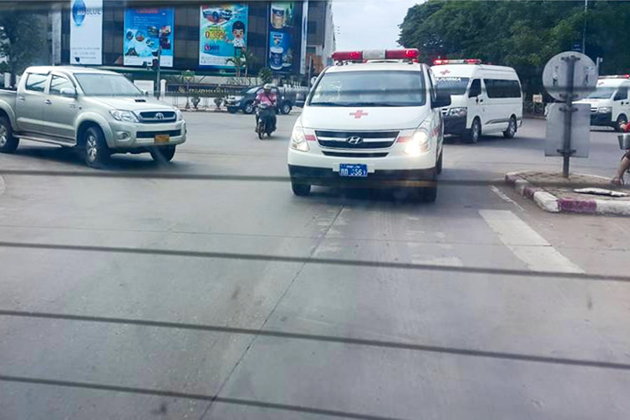 Die Ambulanzen fahren im Konvoi durch die Hauptstadt Vientiane.