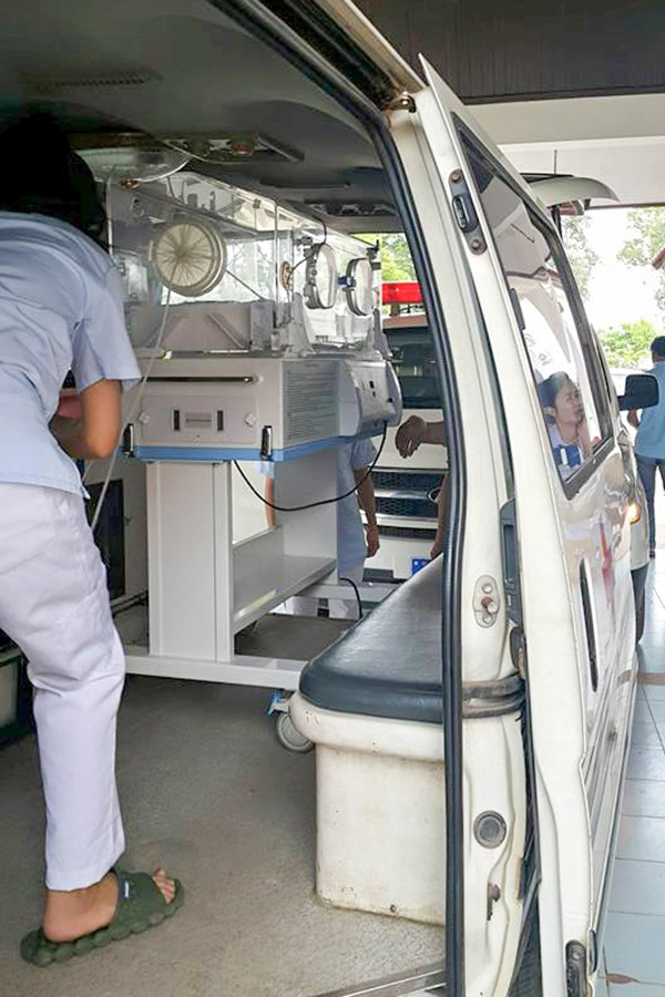 Beim neuen Mother and Newborn Hospital angekommen werden die Isoletten aus den Ambulanzen entladen.