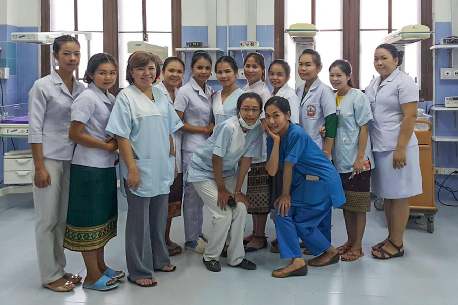 Gruppenbild der Belegschaft des neuen Mother and Newborn Hospital in Nongphaya.