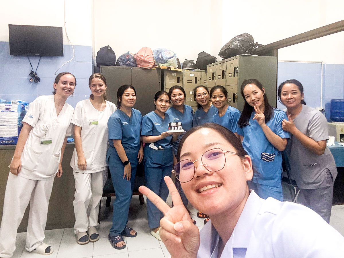 Selfie der laotische Spitalmitarbeitenden mit ihren Gästen aus der Schweiz