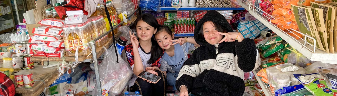 Laotische Kinder in einem Laden