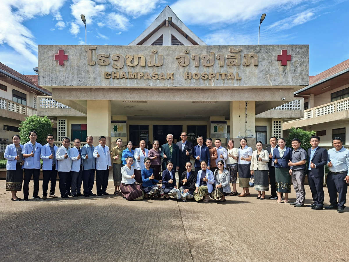 Gruppenbild mit zwei Dutzend Personen vor einem laotischen Spital