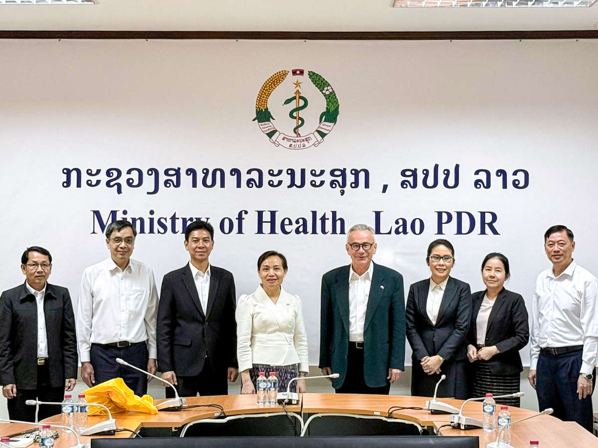 Gruppenbild vor einer Wand mit der Aufschrift «Ministry of Health Lao PDR»